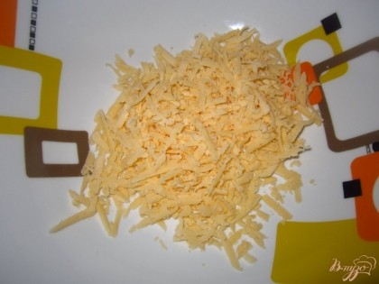 Сыр натрите на большой терке.