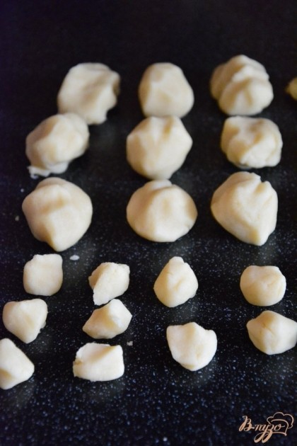 Белое тесто также разделить на 24 части (12 колобков размером с грецкий орех, 12 колобков меньшего размера)