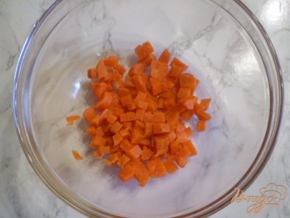 Берем чистый салатник. Порежьте вареную морковь кубиками.