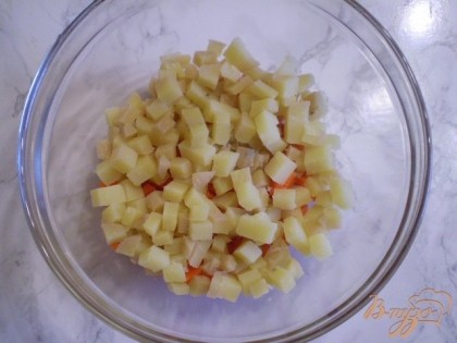 Добавляем в салатник порезанный картофель кубиками.
