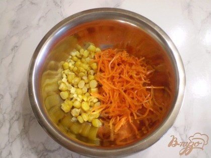 В миску кладем порезанную морковь и кукурузу.
