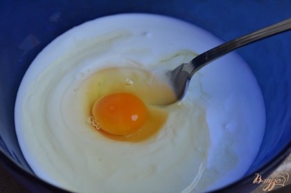 Йогурт и яйцо перемешать.