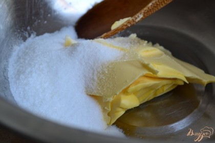 Мягкое сливочное масло растереть с сахаром.