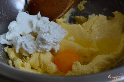 Добавить яйцо и сыр, размешать. По вкусу добавить лимонное ароматное масло или цедру.