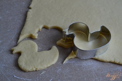 Тесто раскатать с пласт 0,5 мм. и вырезать печенье формочкой.Печенье уложить на противень в бумагой для выпечки.