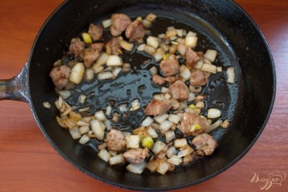Мясо говядины нарезать мелкими кусочками. На сковороде Пассеруйте мясо, после, добавьте репчатый лук, предварительно нарезанный мелким кубиком.