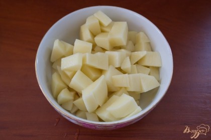 Картофель нарезаем мелким кубиком. Слишком крупно нарезанный картофель не проготовится.