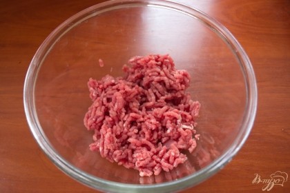 Приготовьте из мяса домашний фарш. В бифштек не кладут ни лука, ни хлеба. Поэтому мясо нужно просто перекрутить.