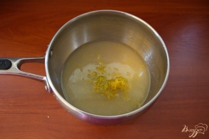 В кастрюльку помещаем сахар. Добавляем свежевыжатый лимонный сок. Добавляем цедру.