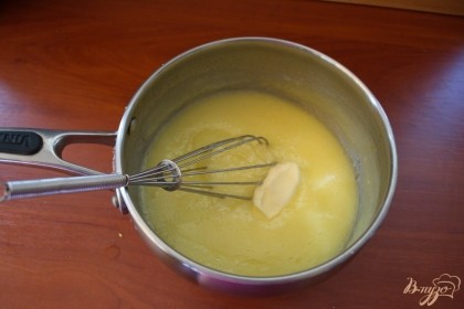 Масса приобретет вид жидкого горячего заварного крема. Далее можно поступить двумя способами. Если подавать крем как самостоятельное блюдо- добавьте в крем 50 гр сливочного масла и размешайте. Разлейте по формочкам и подайте к столу.Если данный крем использовать для смазки торта - остудите крем полностью. Отдельно взбейте 200 гр сливочного масла. Порциями к маслу добавляйте крем до получения масляного лимонного крема. Поставьте в холодильник для загущения на 1 час. Далее можно использовать для смазки тортиков.