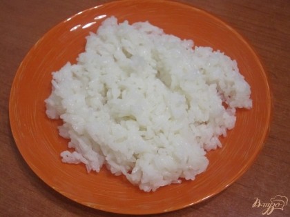 Рис отварить в подсоленной воде.