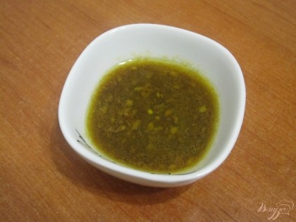 Для заправки перемешать соевый соус, оливковое масло, мед, сок лимона и измельченный чеснок.