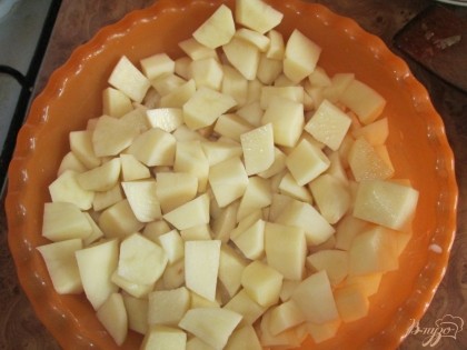 Картофель чистим и нарезаем кубиками.