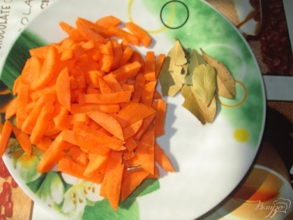 Морковь чистим и нарезаем соломкой.