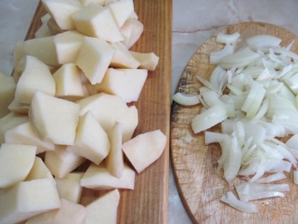 Картофель крупно нарезать и отварить до готовности. Лук нарезать произвольно.