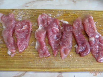 Мясо нарезать полосками, посолить и посыпать сахаром.