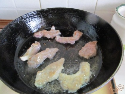 Нагреть сковороду с растительным маслом и выложить мясо. Быстро пожарить. Минуты по 2 каждую сторону. Мясо выложить на тарелку.