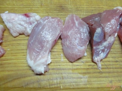 Мясо нарезать произвольно, но не мельчить.