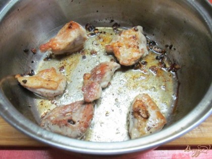 Выложить мясо к чесноку и перцу и быстро пожарить до золотистой корочки. Мясо выложить на тарелку.