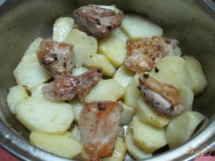 В кастрюлю где готовилось мясо выложить отваренный картофель без жидкости. Сверху на картофель возвращаем мясо.