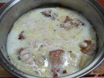 Вылить соус в кастрюлю, накрыть крышкой и тушить 30 минут.