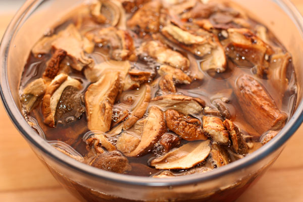 Замочите грибы в литре теплой воды на 30-40 минут.