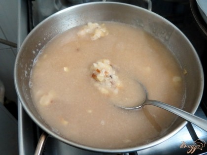 К пассеровке добавим горячую воду, или жидкость из супа. Быстро размешиваем и вливаем в суп.