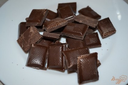 Шоколад разделить на плиточки.