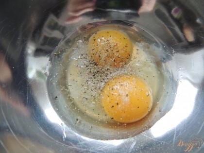 Размораживаем филе рыбы и режем его небольшими кусочками. Яйца слегка взбиваем, хорошенько солим и перчим.