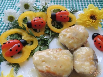 Готово! Наша рыбка в апельсиновом соусе готова, украшаем зеленью, свежими овощами и оливками. Приятного аппетита!