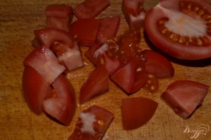 Так же крупно порезать помидор. Лучше выбирать сорт "сливка". Он держит форму и не сильно пускает сок.