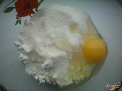 Творог, яйцо, сахарный песок и грушу перемешиваем.