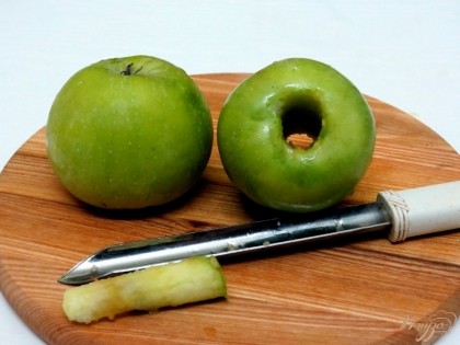 Нам понадобится 2 яблока. Лучше всего выбирать сорта мягкие рассыпчатые. Вырезаем при помощи полукруглого ножа сердцевину. Если такого нет, тогда с помощью острого и тонкого ножа.