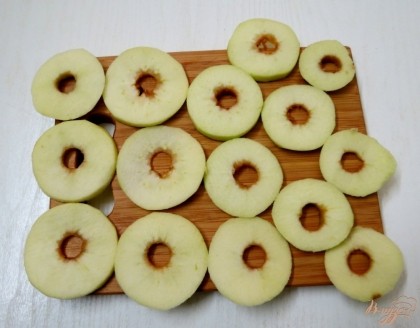 Нарезаем яблоки тонким ,острым ножом на кольца. Сбрызгиваем соком лимона, чтобы не потемнели и отправляем в холодильник.