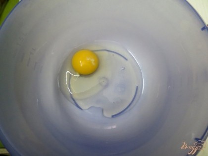 Приступаем к приготовлению теста. В миску выбиваем яйцо.