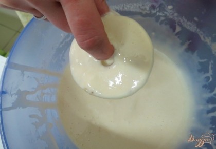Яблочные кольца посыпаем корицей и слегка присыпаем мукой. Это делаем для того, чтобы лучше держалось тесто. Затем обмакиваем в тесто.