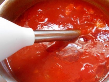 Когда томаты полностью проварятся, добавляем тимьян и взбиваем суп при помощи блендера до однородности.