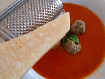  В порционную тарелку выкладываем мясно-мятные шарики, заливаем их томатным супом -пюре, натираем немного сыра пармезан.