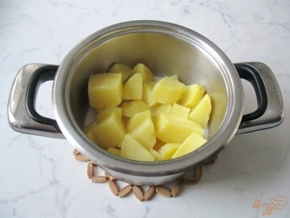Когда картофель сварится, сливаем воду, добавляем молоко.