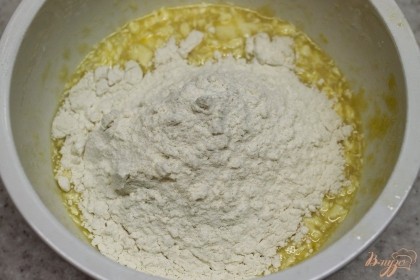 Муку смешиваем с разрыхлителем и добавляем к остальным ингредиентам. Замешиваем мягкое тесто.