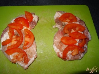На мясо выкладываем помидоры, солить не нужно.