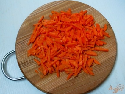 Нарезаем морковь маленькой соломкой.