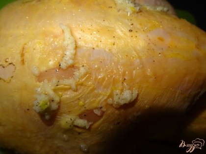 На куриной коже сделать небольшие надрезы и вложить в них соус. Так же всю курицу хорошо натереть соусом, внутри тоже. И оставить на 30 минут промариноваться.