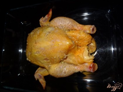 Далее переложить в форму для запекания и поставить в предварительно разогретую духовку до 180 градусов на 1 час 10 минут. Если курица большая, то время готовки может увеличится. На каждый килограмм курицы уходит примерно 45 минут запекания.