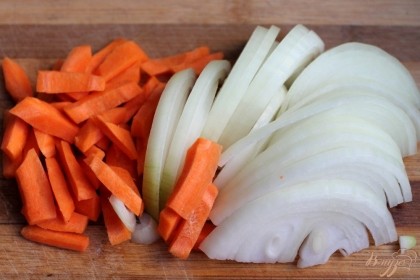 Далее добавим овощи. Чистим и нарезаем соломкой морковь и репчатый лук.  Порезанные овощи высыпаем в бульон.