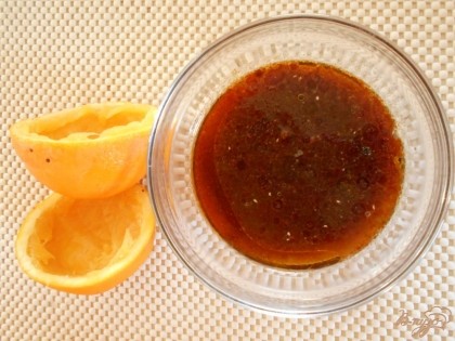 Также добавим сок одного апельсина и хорошо перемешаем соус. Добавим соус к обжареным овощам с креветками и протушим соус минут 5-7.