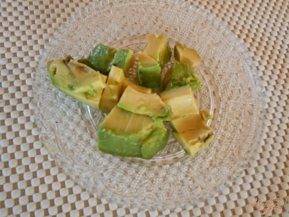 Нарезаем один авокадо крупным кубиком и взбрызгиваем его небольшим количеством лимонного сока.