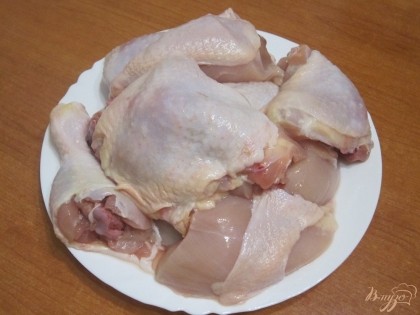 Курицу разделать на порционные кусочки.