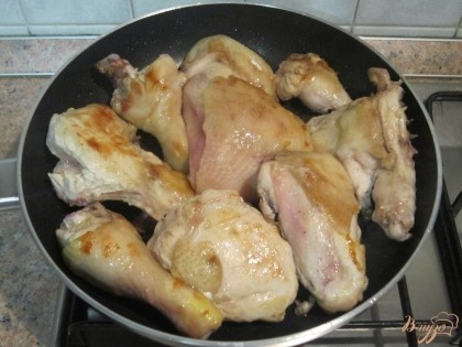 На сковороде разогреть растительное масло и обжарить кусочки курицы до золотистого цвета.