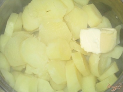 Картофель чистим, отвариваем до готовности. Добавляем масло немного соли  и делаем пюре.